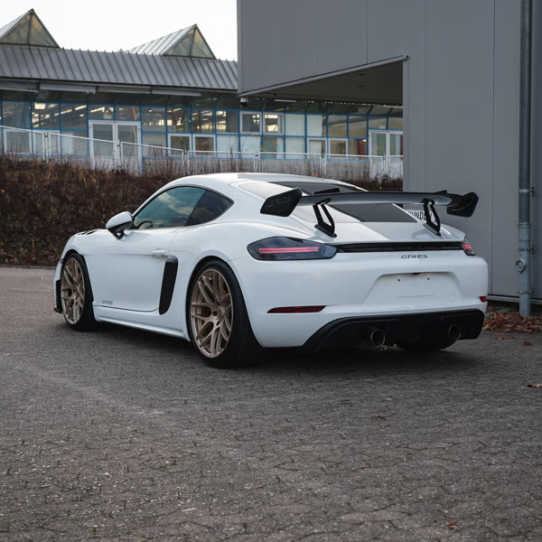 Porsche Cayman GT4 RS von hinten mit Heckflügel