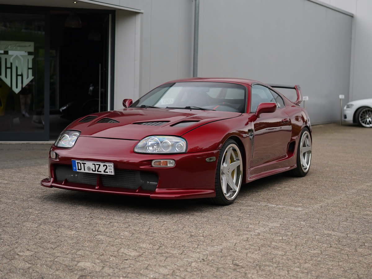 Toyota Supra MK4 in Dunkelrot vor der Halle von CleanCarCompany