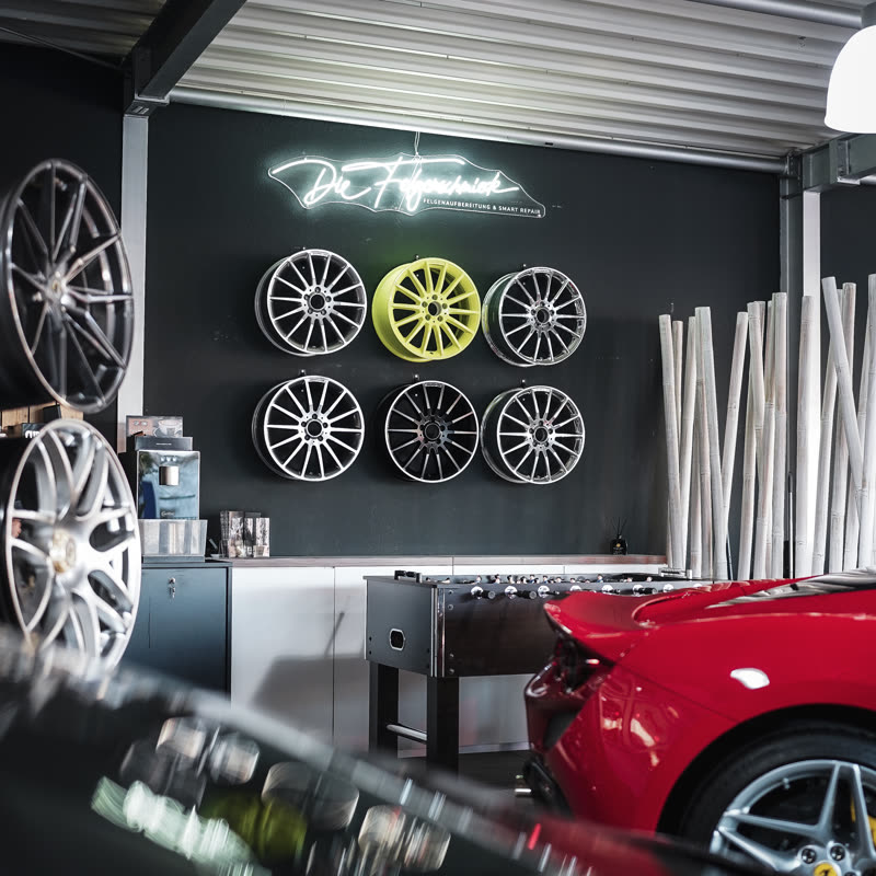 Felgen zur Ansicht an der Wand im Showroom