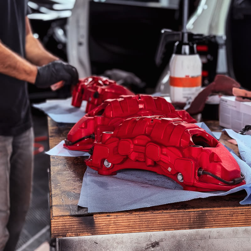 Frisch lackierte Bremssättel in Rot